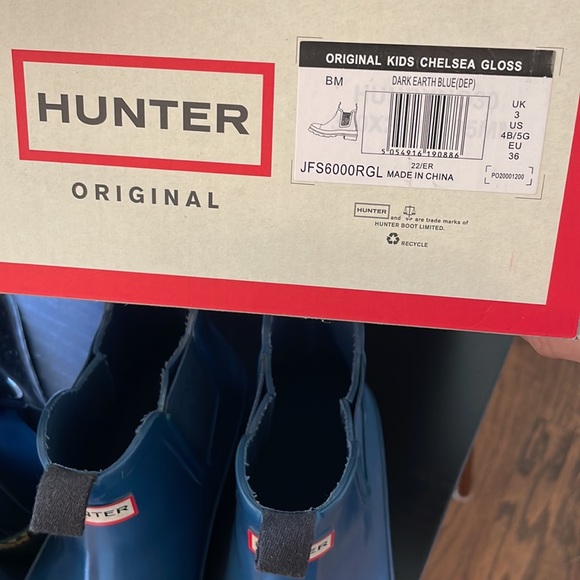 Blue Hunter ankle rain boots size 5 girl, 4 boy— more like 2-3 - Picture 6 of 13